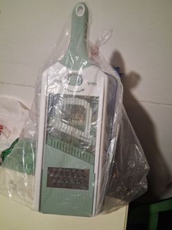 Vegetable chopper & cutter like new