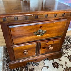 Incredibly beautiful small Oakwood chest drawer or dresser. Sizes: 17 inches 24 inches and 25 inches