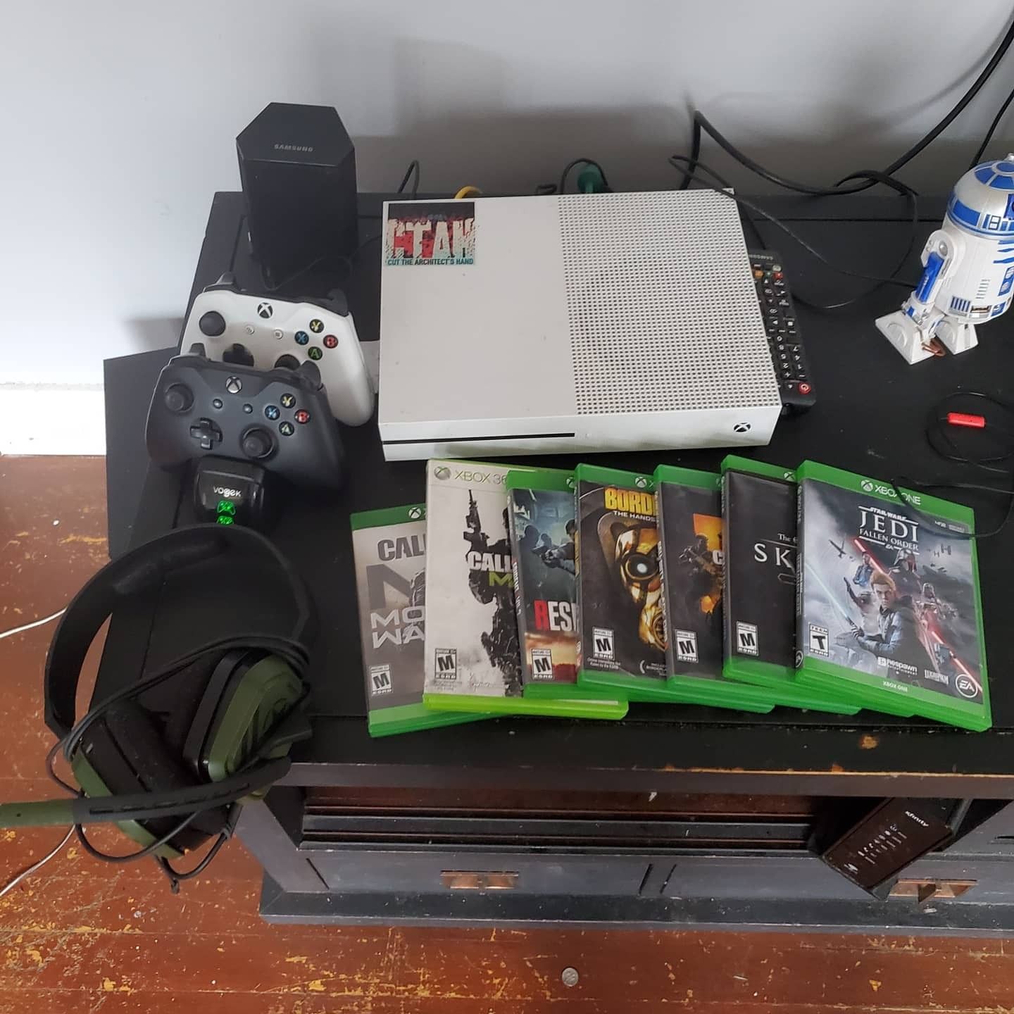 Xbox one S, 7 games, two station docking port, head set