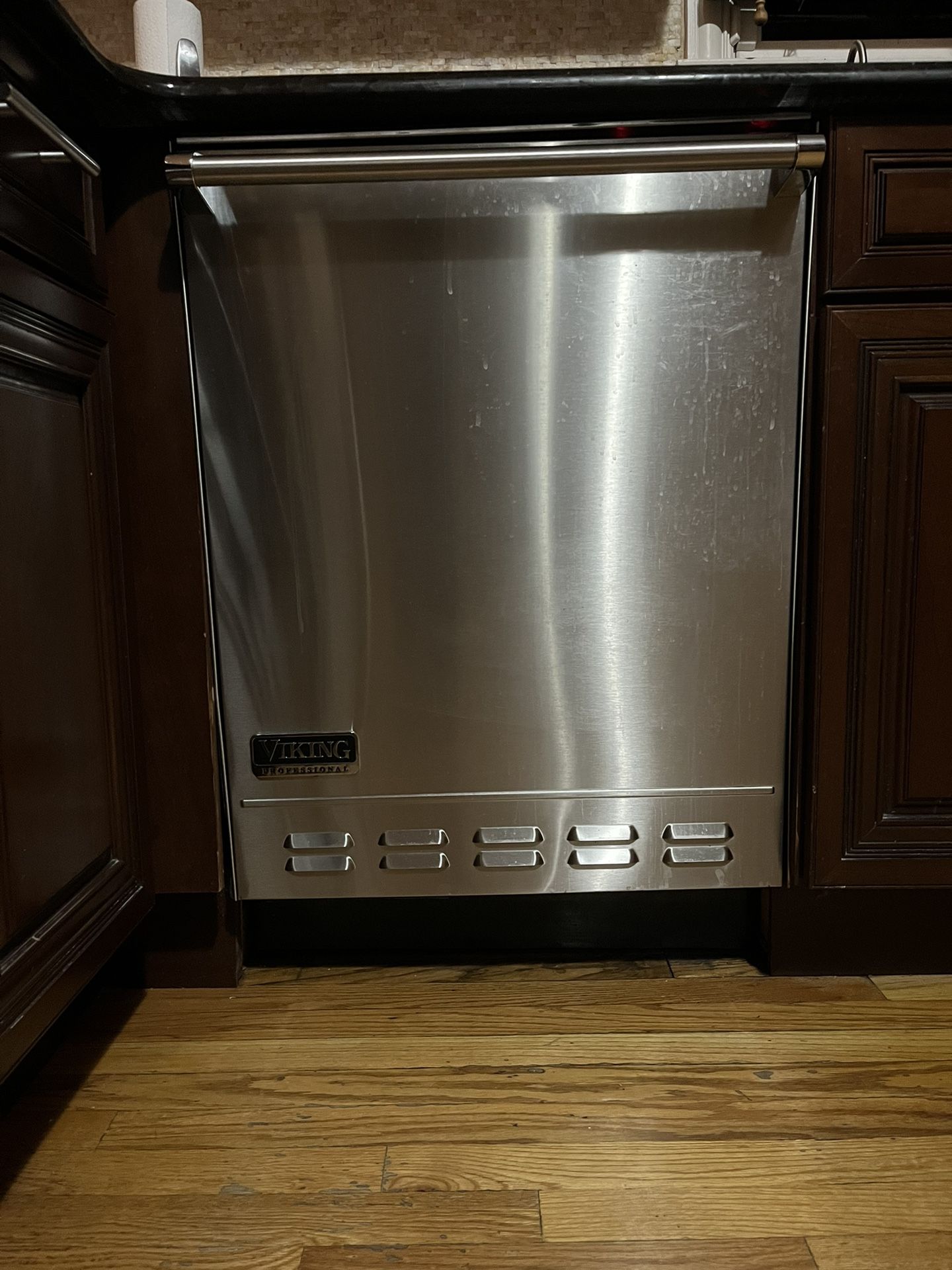 Dishwasher- Viking Professional Series Stainless Steel Dishwasher dfud042