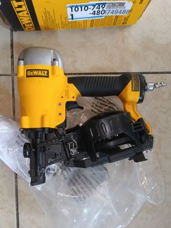 DEWALT
1-3/4 in. 15 Degree Pneumatic Coil Roofing Nailer poco uso