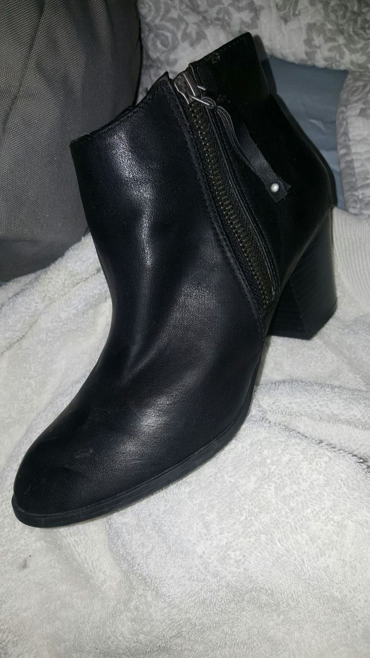 Express woman's size 6 boot heel
