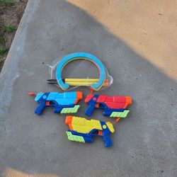 Horse shoe game and 3 squirtguns+