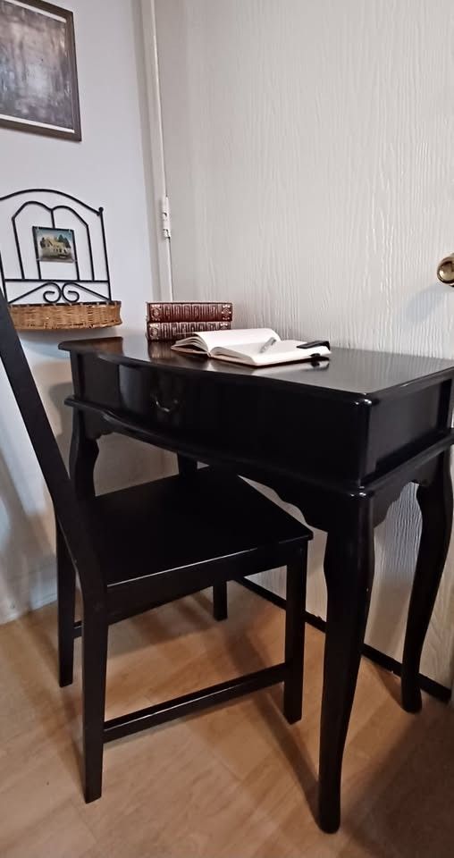 Vanity Console  With Mirror And Chair