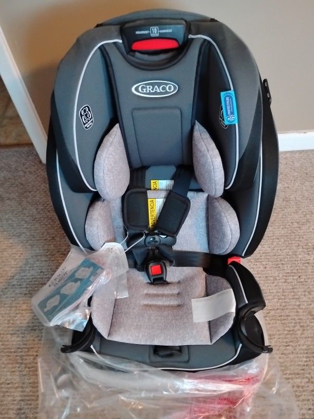 Graco Slim fit 3 in 1 Convertible Carseat