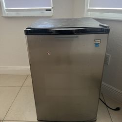 Mini fridge Good Condition Works Great