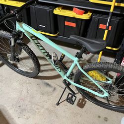 Specialized Pitch Girls Mountain Bike XS Frame size 27.5” Tires