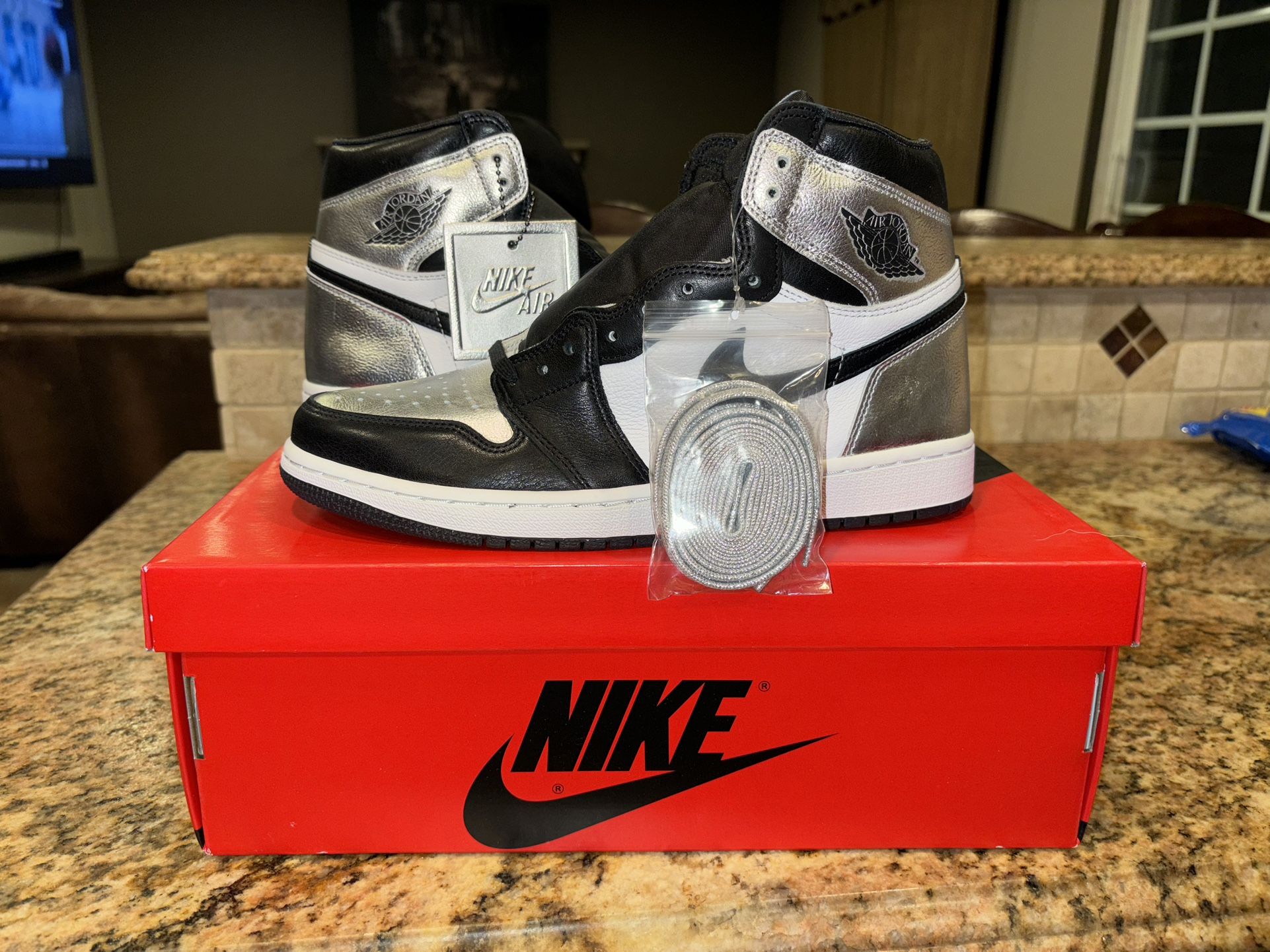 Jordan 1 Retro High Silver Toe (Women NIKE WMNS AIR JORDAN 1 HIGH SILVER TOE