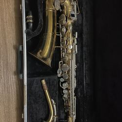 Vintage Selmer Bundy Alto Saxophone Ekhart Indiana with two mouth pieces 