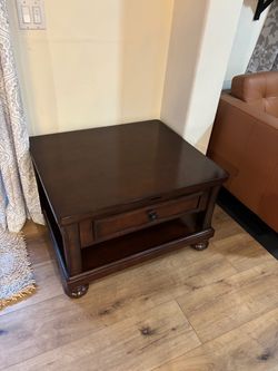 Beautiful Lift Top Dark Brown Solid Wood coffee Table 32x18x20”