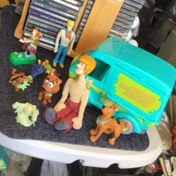 Collectible Mystery Machine And Figures 