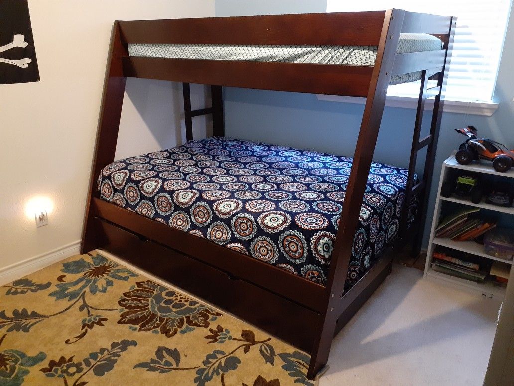 Bunk bed with trundle and mattresses