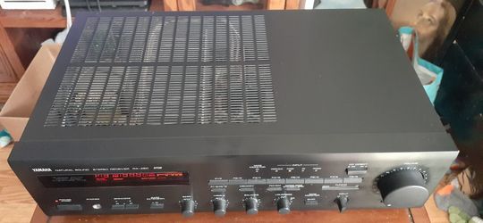 YAMAHA STEREO AM/FM RECEIVER WORKS GREAT SOUNDS GREAT CLICK ON THE PICTURE YOU WILL GET FULL PICTURE SIZE 