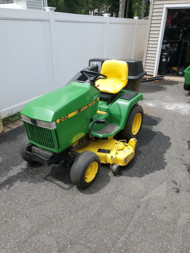 1990 John Deere 240 Lawn Tractor