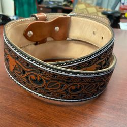 Nuevos cinturones de cuero bordados