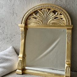 Antique mirror. Italy, Renaissance. Wood, gold leaf.