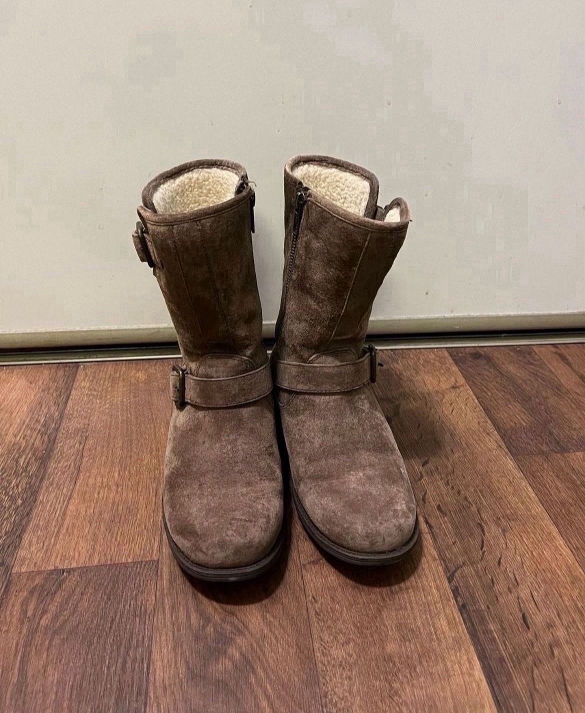 Price Just Dropped:UGG Women’s Boots Size 6(4.5 For Kid’s Size) (Pick up🛒 In Bellevue) *Check out my Other Posts 💕
