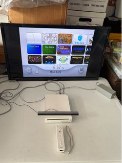 Nintendo Wii RVL-001 console system with cords, remote and games