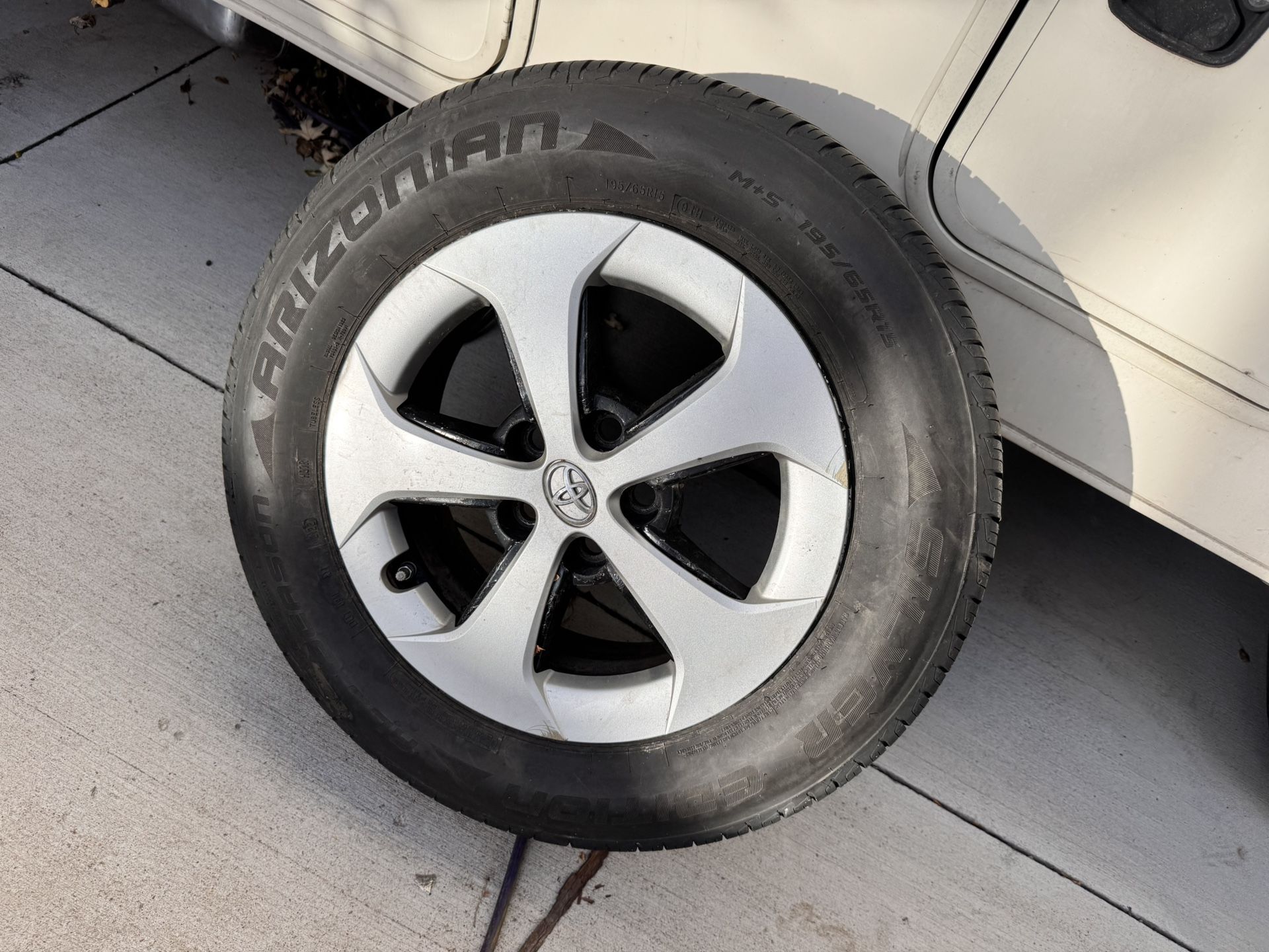 Single (1) Toyota Prius wheel 195 65 15 all season tire