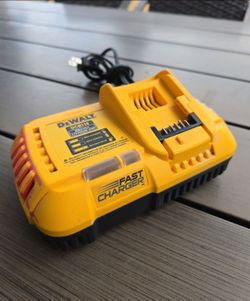 DEWALT DCB118 FAS CHARGER PERFECT CONDITION