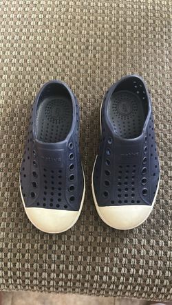 Kids shoes size C7