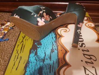 Jessica Simpson heel size 9