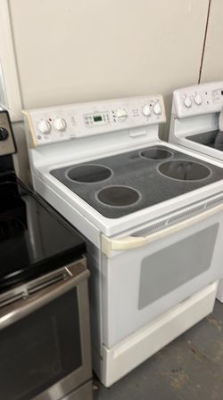GE Electric Glass-Top Range — White, 4 burners, clean and ready
