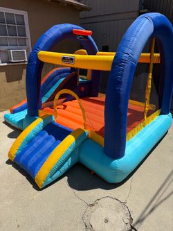 Kids jumper with basketball court