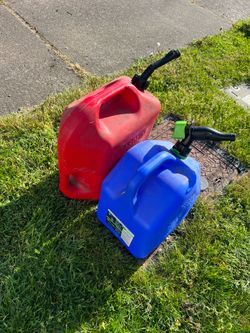 2 Five Gallon Gas Tanks with Auto Lock