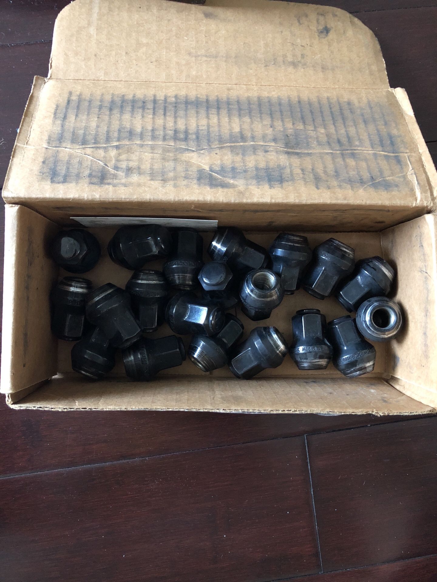 Mustang 2015 and up black lug nuts