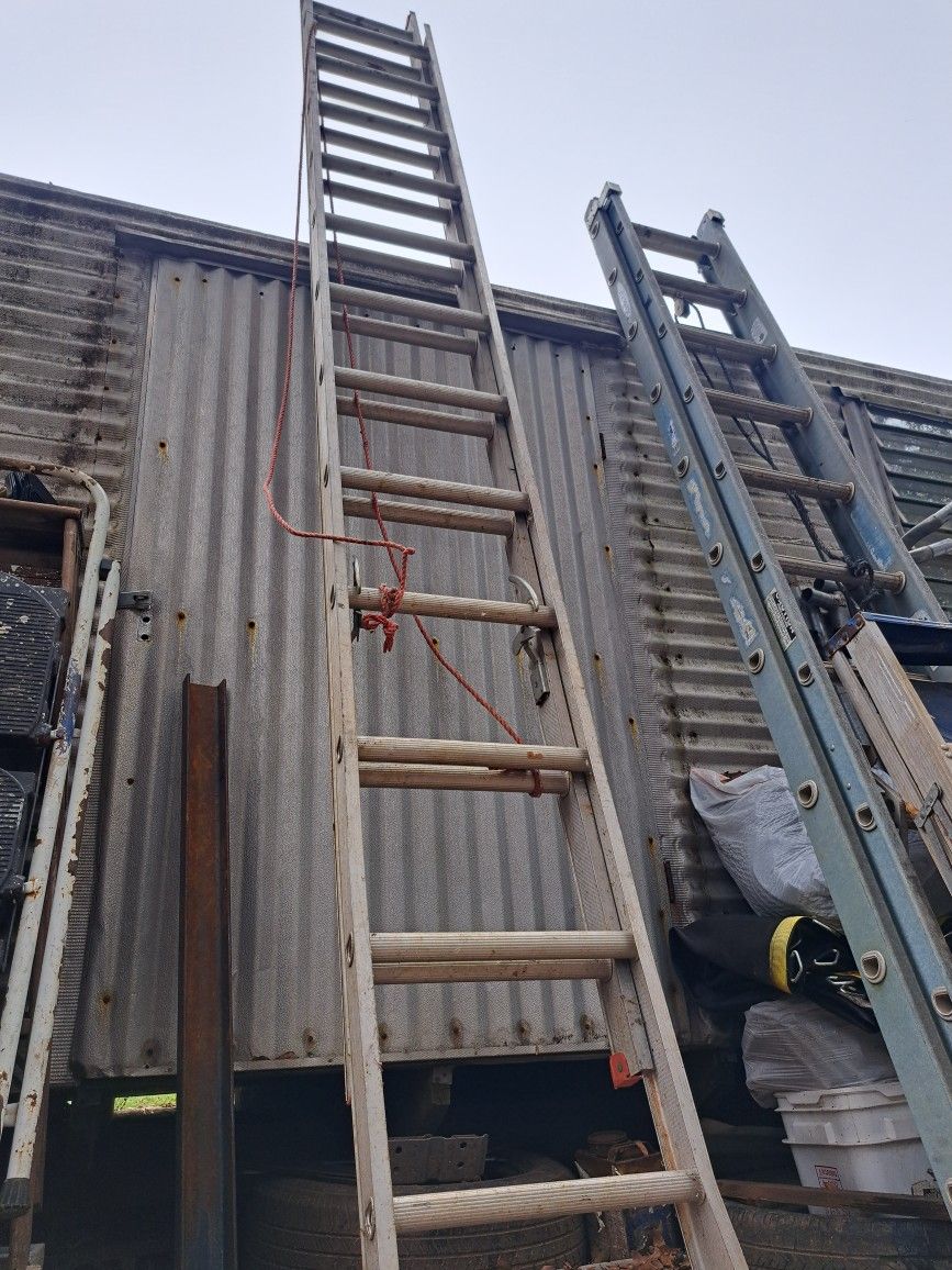 24 Ft Extender Ladder Aluminum,  24 Pies Escalera Extendible Aluminio 