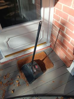 RubberMaid sweeping bin
