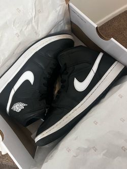 WMNS Air Jordan 1 Mid Black/White
