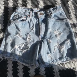 woman’s levi’s shorts size 7