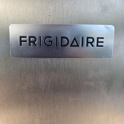 FOR SALE LIKE NEW FRIGEDAIRE REFRIGERATOR