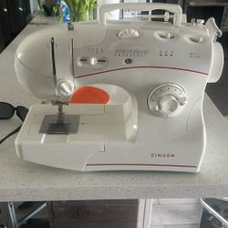 Singer Sewing Machine 