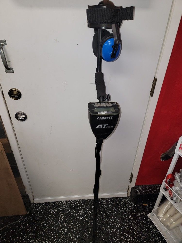 garrett AT pro metal detector