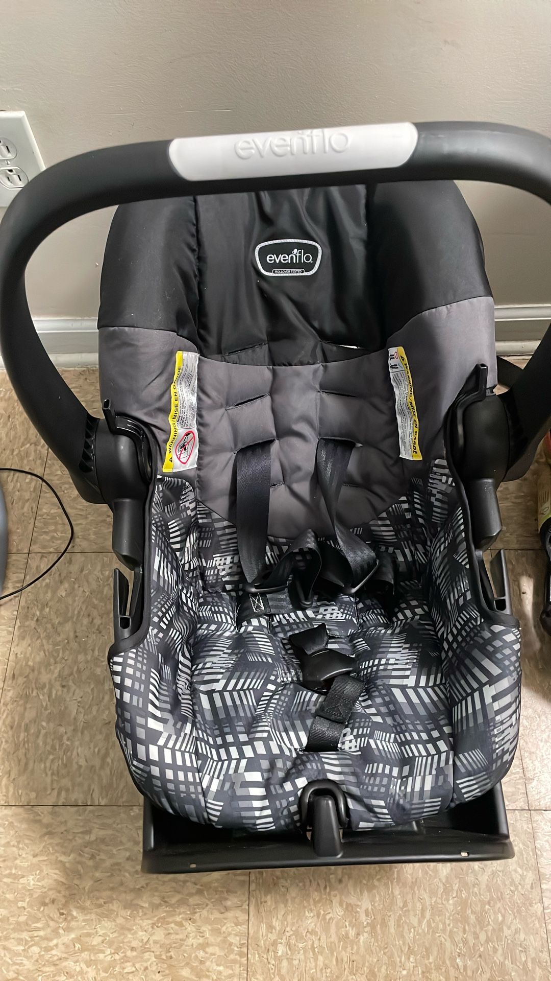 EVENFLO CAR SEAT WITH BASE
