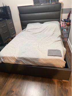 Queen bedframe