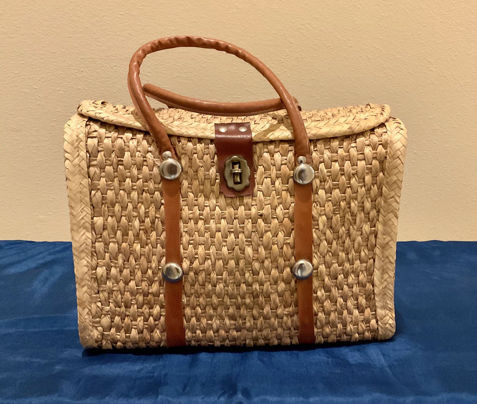Woven Straw Mexican Boho Market Handbag with 2 Leather Handles and Twist Closure