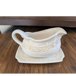 Gravy Boat with Plate Cream Lourdes Signature Housewares Incorporated