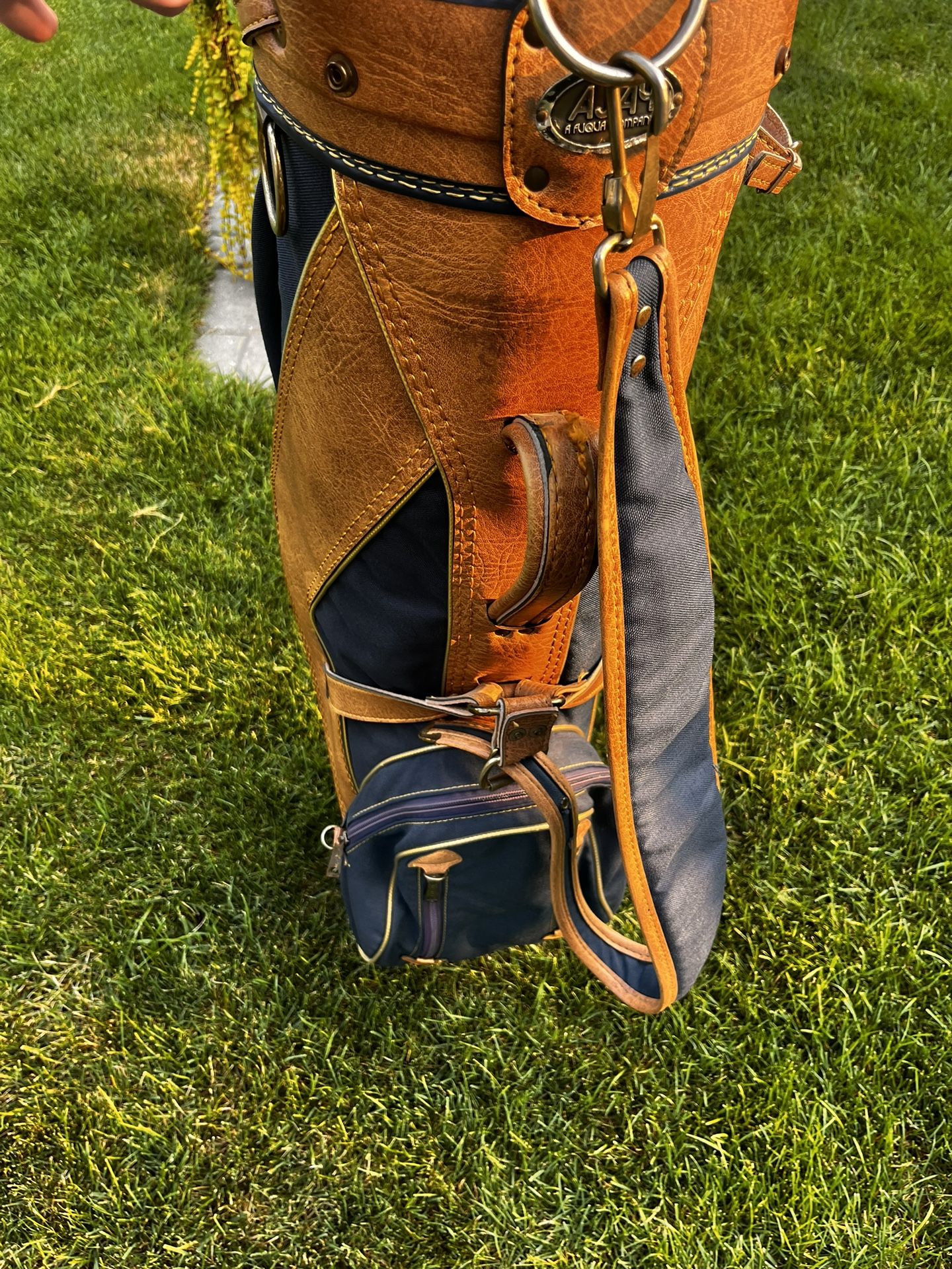 Vintage Leather Westchester Golf Bag for Sale in Chicago, IL - OfferUp