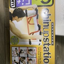 Elevated chin up station