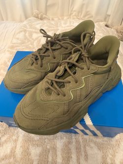 Adidas Ozweego Size 5.5 men’s fits a size 6-6.5 women’s