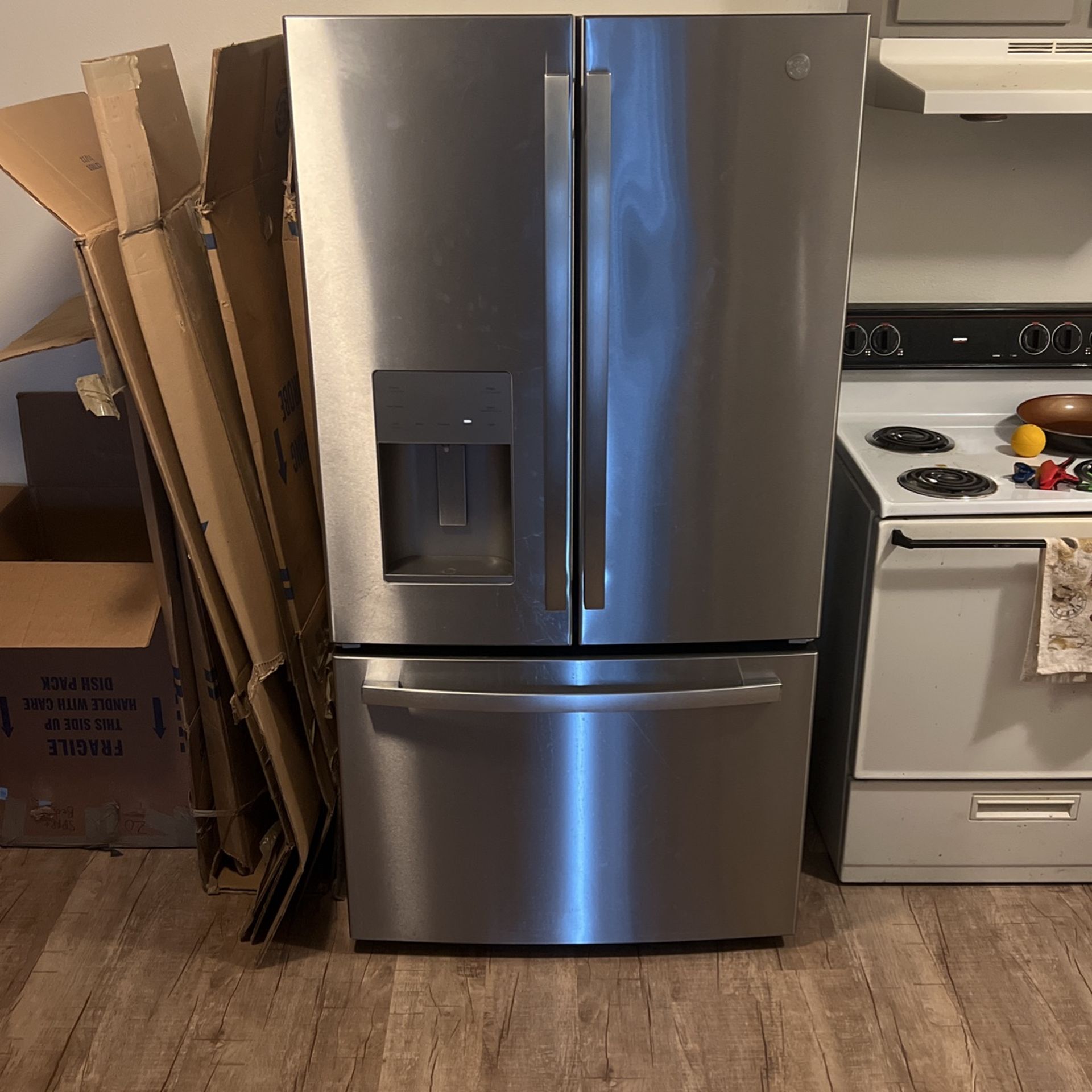1yr Old GE Refrigerator model GFE26JYMFS