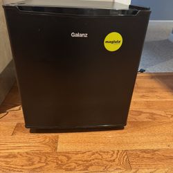 Galanz 1.7 Cu ft Single Door Mini Fridge, Black