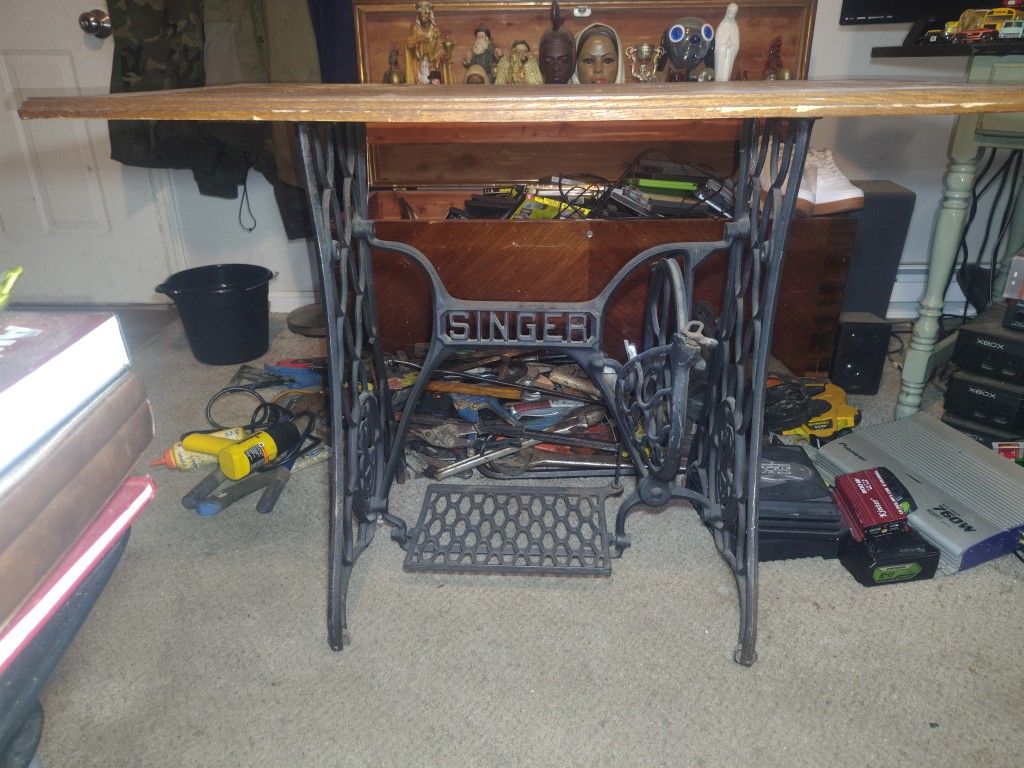 Singer Seeing Table