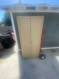 Metal tool cabinet