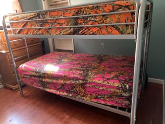 Twin bunk beds