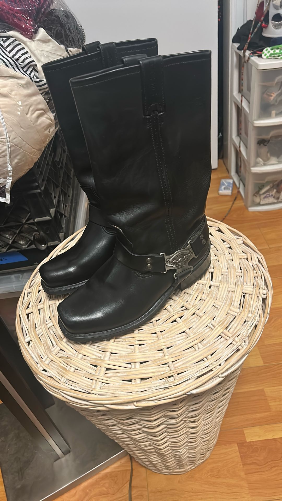 Harley Davidson, leather boots size 7 1/2 no scuff marks like brand new condition